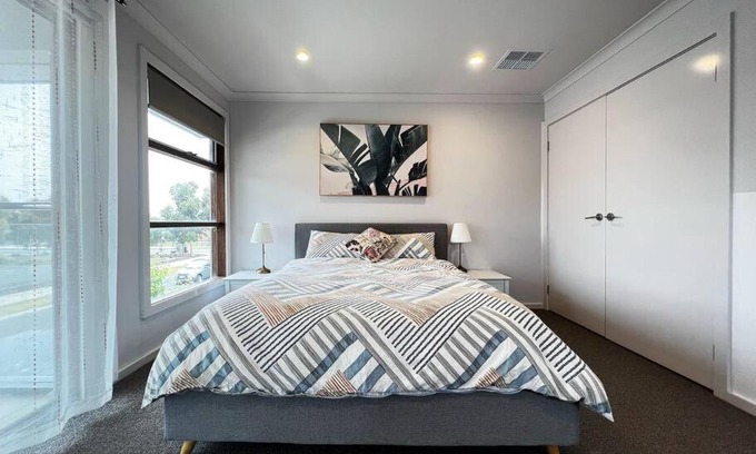 Point Cook House | 7 bedrooms Double Storey Home