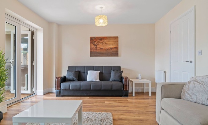 Havering House | 7 Guests - Hot Tub - 3 Bed House