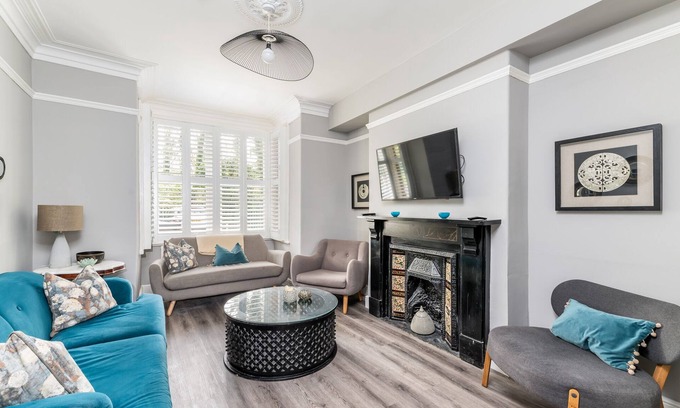 Bootham House | 7 Longfield Terrace · Gorgeous Central 5 Bed House in York with Parking I Pass The Keys