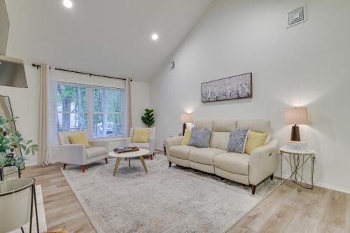 East Stroudsburg House | 7 Mi to Camelback Mtn Chic Penn Estates Home