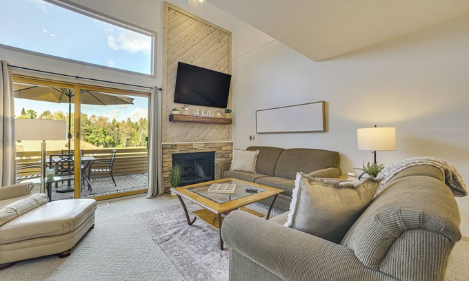 Harbor Springs Condo | 7 Mi to Dwtn - Family Condo in Harbor Springs!