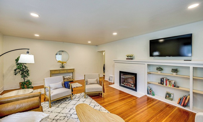 Ashford House | 7 Mi to Mt Rainier NP: Home w/Private Hot Tub!