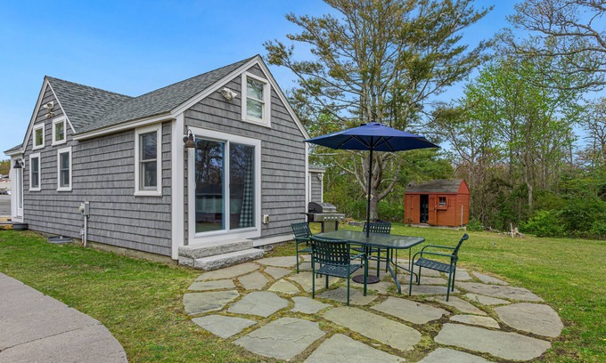 West Dennis House | 7 Min-Drive to Beach: Cozy Cottage & Yard