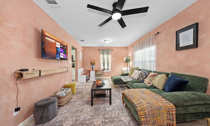 Eastside Promise Neighborhood House | 7 min: Riverwalk, Pearl,Frost & BAMC-Perfect for small family getaway!