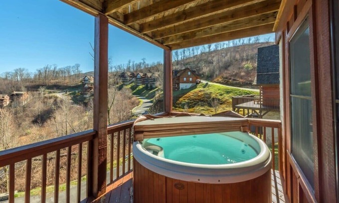 Wolf Laurel Cabin | 7 min to Hatley Pointe~Views~Hot Tub~2 Decks