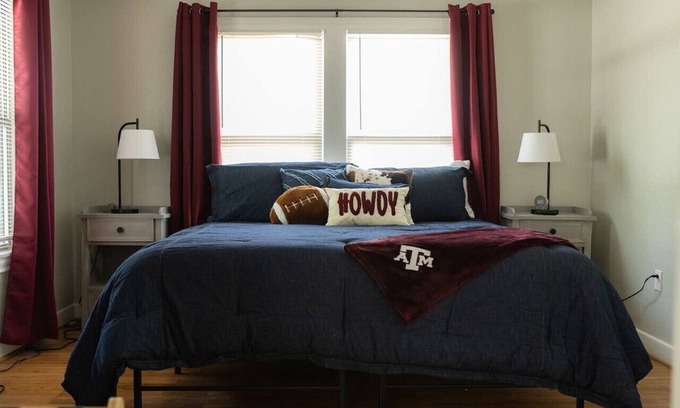College Park House | 7 Minute Walk to Kyle Field - Charming Cottage