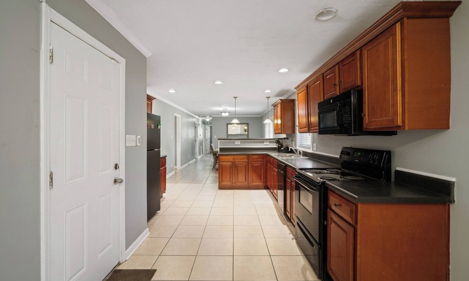Austell House | 7 minutes from Six Flags! Peaceful, Family-sized home in Austell.