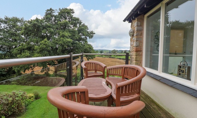 Kirkby Lonsdale House | 7 THE MEADOWS, family friendly in Kirkby Lonsdale