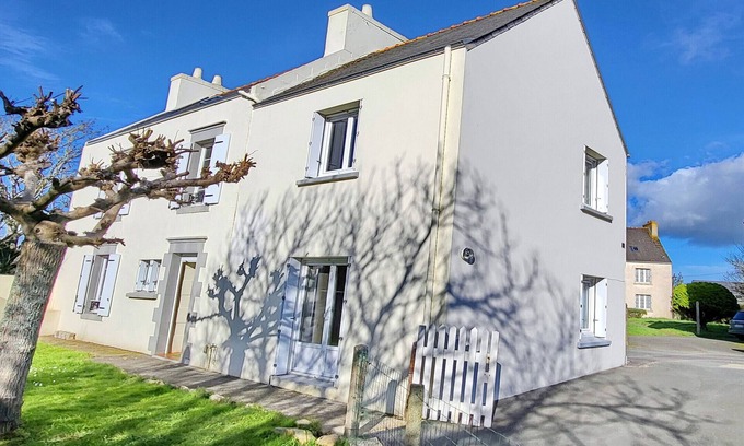 Poulgoazec House | 719-Villa Hortensias in a peaceful setting between land and sea