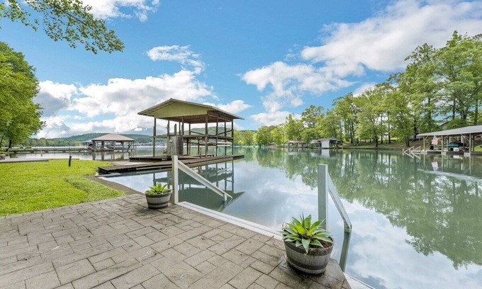 Ten Mile House | 726 Halfmoon Shores Drive · 6BR Lake Front - Boathouse - Dock - Screened Porch