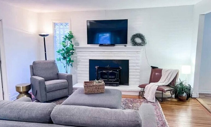 Kirkland House | 7406 WHOLE House (Including 7406A) · Convenient Kirkland Home w/Fenced Yard