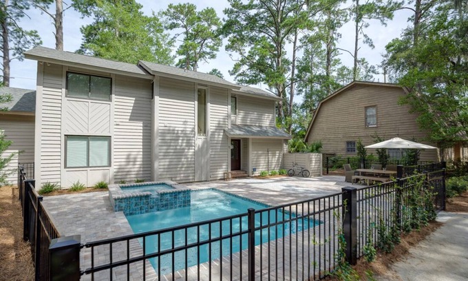 Lawton Woods House | 77 Lawton: Elegant 3 Bedroom Lawton Woods Home. Deck and Fire Pit, NEW Pool