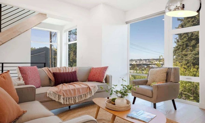 North Queen Anne Condo | 7BR Chic Retreat Twin TownHomes w/Rooftops
