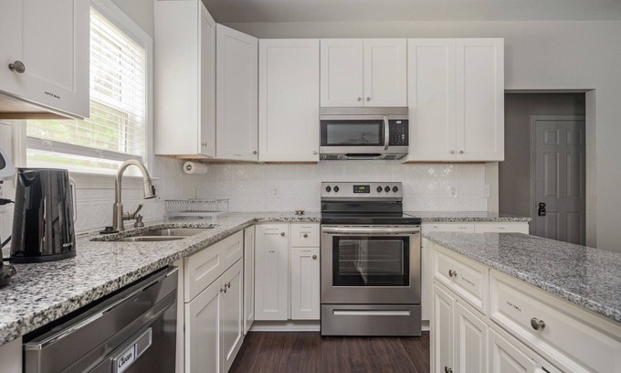 Church Street House | 7BR - Family Friendly Stay ~10 mins from Airport