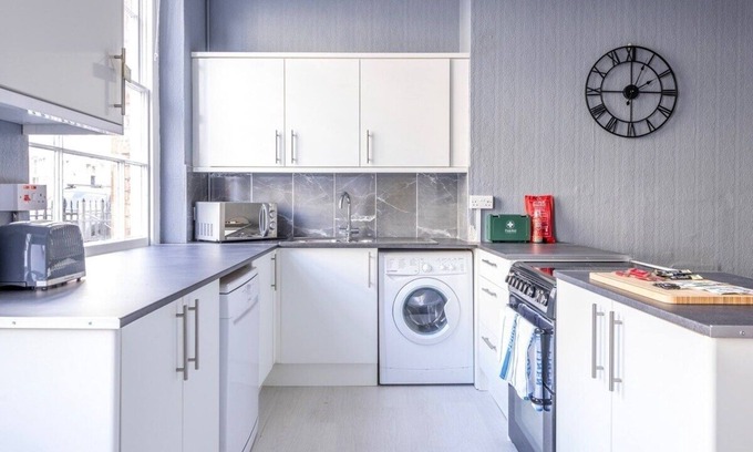 Saint Paul's House | 7BR House with Free Parking by Prescott Apartments