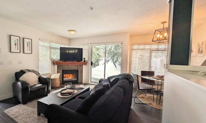 Village North House | 7th Heaven Haven. Private Hot Tub. Steps to Village.