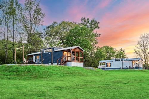 Guntersville Apartment | 8 All Decked Out, Luxury Tiny House, Boat Parking Mins to Lake Guntersville, Downtown