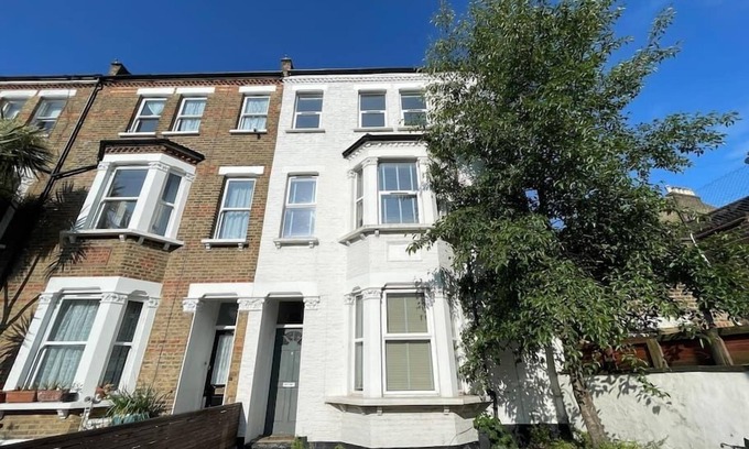 Askew House | 8 Bed Westfield, 5 Stations <10min, Central<20min