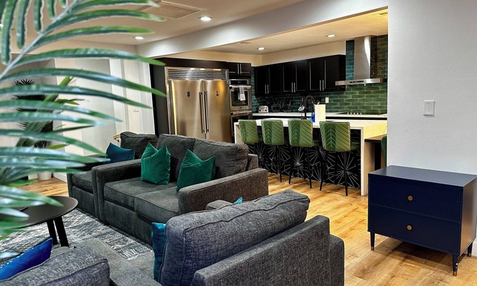 North Las Vegas Bed & Breakfast | 8-bedroom bed & breakfast in welcoming North Las Vegas with WiFi, AC