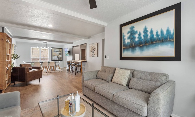 Central Oklahoma City House | 8 Bedroom Retreat | 20 Mins to OKC State Fair | Laundry Room & Pool Table #08