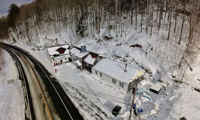 Plymouth House | 8 Bedroom Roadhouse btw. Killington & Okemo