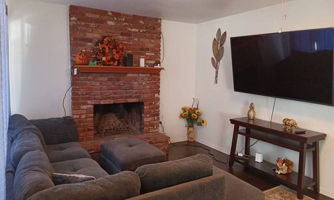 Quartz Hill House | 8 Beds/2Full-Bath Entire guesthome for 13 guest