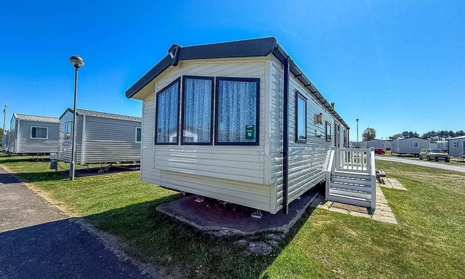 Caister-on-Sea House | 8 berth caravan with decking at Caister Beach in Norfolk ref 30016S