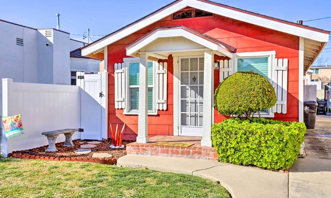 North Long Beach House | 8 Mi to Aquarium: Long Beach Bungalow w/Patio!