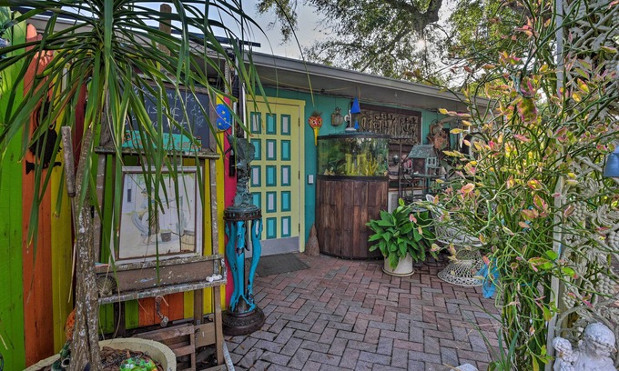 Bradenton Apartment | 8 Mi to Beaches: Artistic Bradenton Studio w/Yard