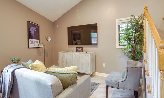 University District Apartment | 8 Mi to Beale St: Cozy Apt in Memphis!