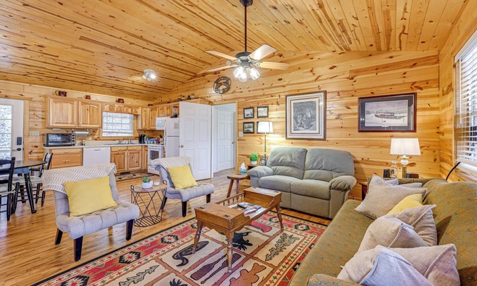 Clayton Cabin | 8 Mi to Chattooga River: Pet-Friendly Mtn Cabin