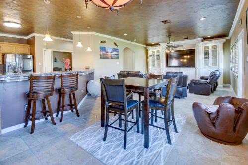 Dickinson House | 8 Mi to Kemah Boardwalk Texas Gulf Home with Patio