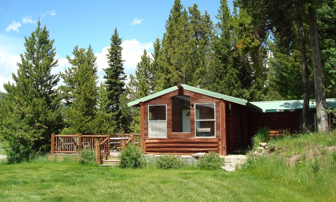 Lazy Acres Cabin | 8 miles from Yellowstone! Perfect For Romantic Getaways & Families! Smart TV!