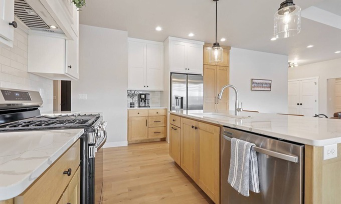 De Pere House | 8 Miles To Lambeau on Depere /Lawrence /Green Bay Border