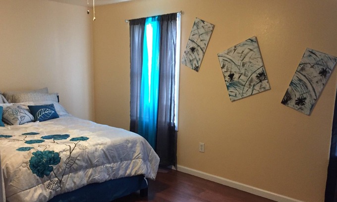 West Lake Forest House | 8 min to Bourbon 5 beds 2 full bath