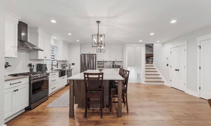 Greenwood House | 8 Minutes to Downtown! Beautiful East Nashville home, all amenities included!