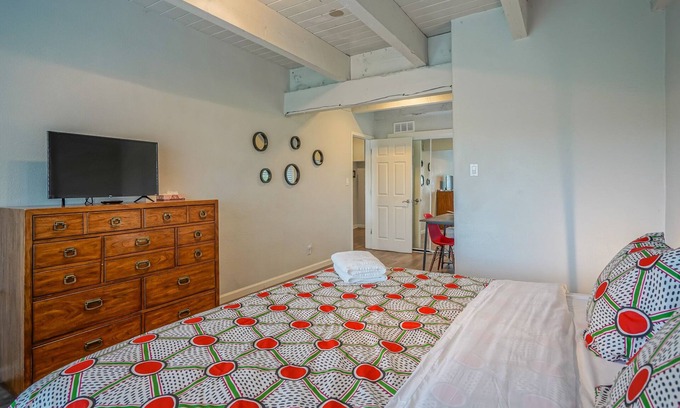 West Old Town Apartment | #8 ocho vino · 2bd 1.5ba, King/Queen, 2 TV's - Walk to Old Town