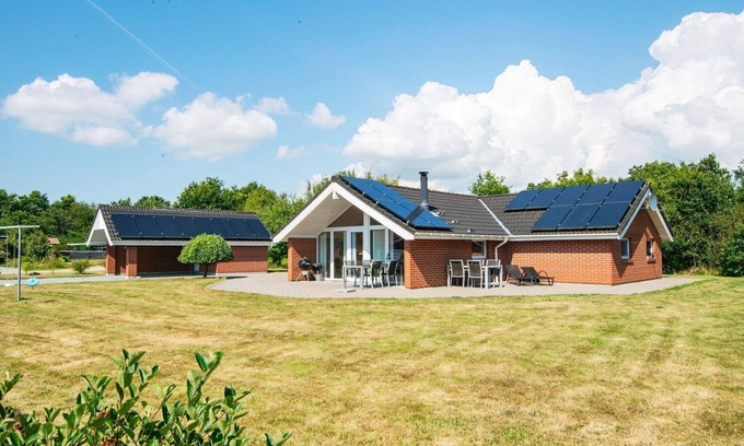 Jegum House | 8 person holiday home in Oksbøl