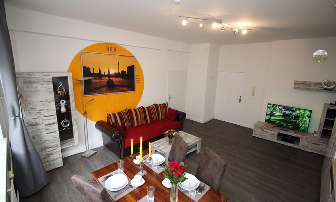 Tempelhof Apartment | 8 rooms, up to 19 persons, luxuriously furnished, "Iris8"