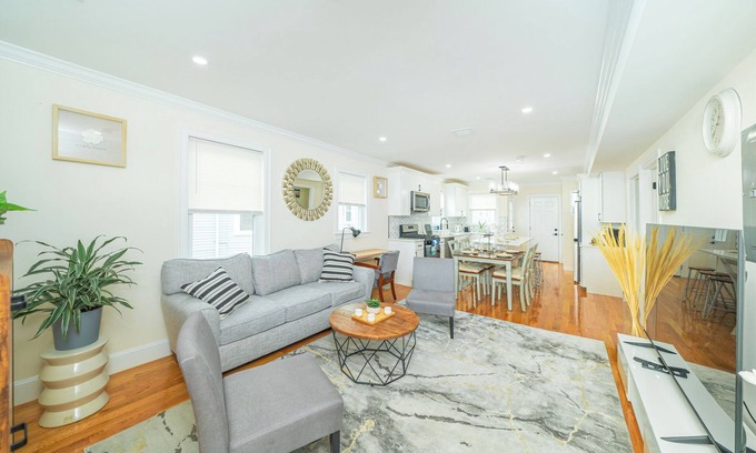 St. Marks Apartment | 80-2 4BR Boston - Bright Family Stay near PJP II Park