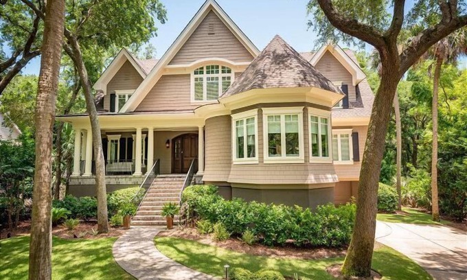 Vanderhorst Plantation House | 80 Forestay Court. Luxury 5 bedroom home with a pool. 3 min. walk to beach.