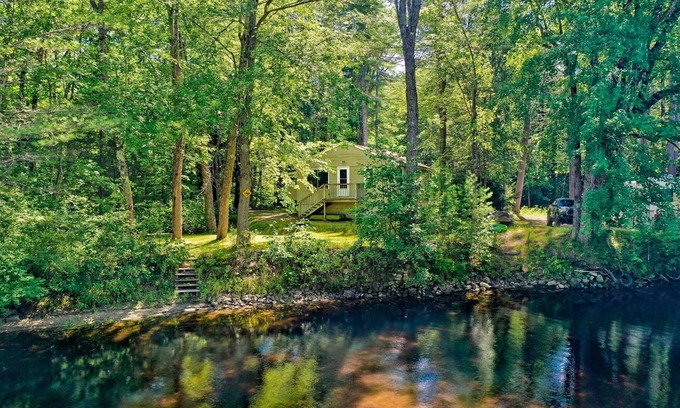 South Casco Cottage | 80' of direct waterfrontage on the Crooked River