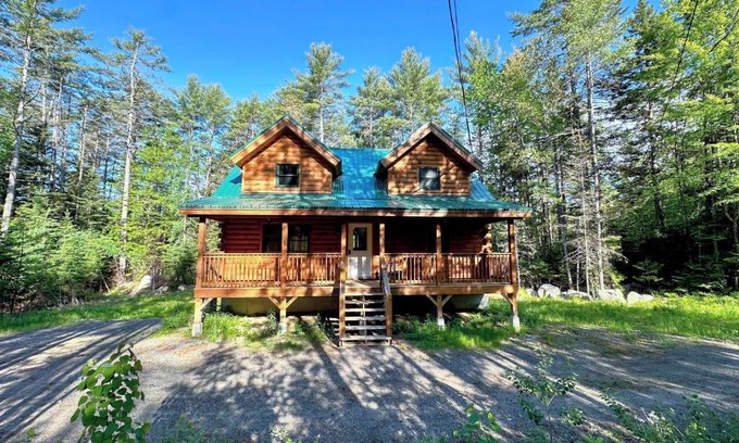 Bethlehem House | 80PVR Log Home 20min to Bretton Woods AC Hot Tub wifi cable fireplace fire pit