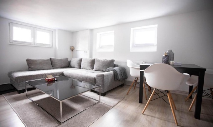 Vinnhorst Apartment | 80qm - 4 rooms - private parking - Keller-Basement - MalliBase Apartments