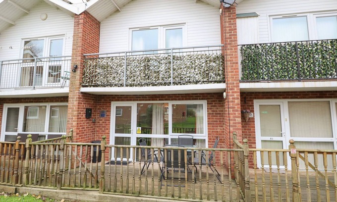 Corton Cabin | 82 WATERSIDE, pet friendly, character holiday cottage in Corton