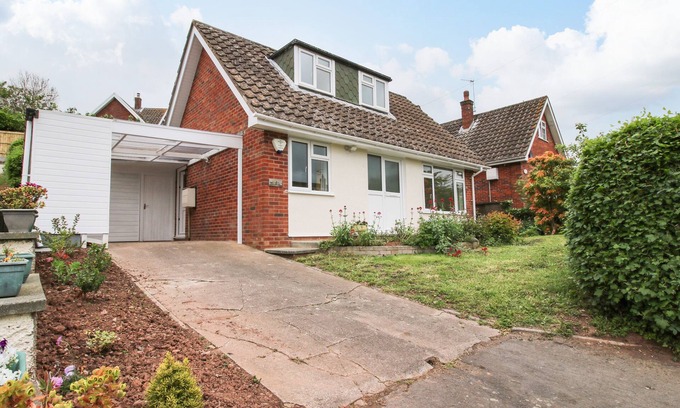 Ludlow Cottage | 83 GREENACRES, family friendly, with a garden in Ludlow