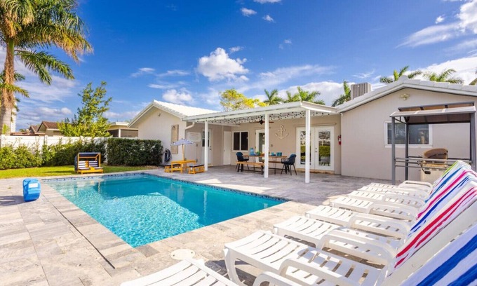 South Lake Villa | 833 Washington Hollywood FL