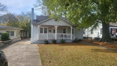 Crestline Heights House | 83rd Street Comfy Cottage