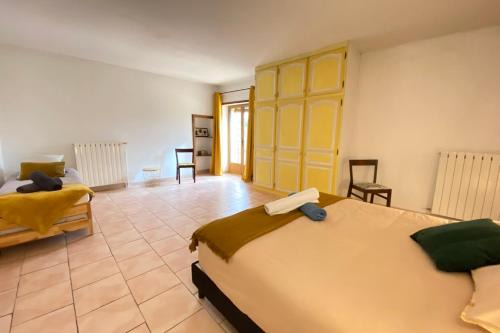 Althen-des-Paluds House | 84B3 - Freesia suite in 18th century Provencal farmhouse