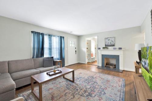 Crestline Heights House | 86th Cozy Coop